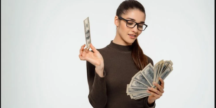 Χρεώνει 47 ευρώ τον σύντροφό της κάθε φορά που κοιμάται στο σπίτι της