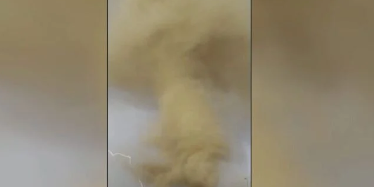 Η στιγμή που ξεσπά ανεμοστρόβιλος σκόνης στην έρημο – Εντυπωσιακό φαινόμενο