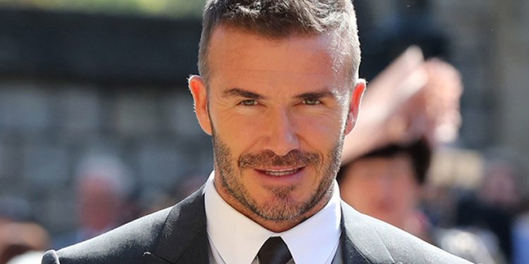 Ο Ντέιβιντ Μπέκαμ «αλωνίζει» την εξοχή χωρίς μπλούζα και μοιράζει «εγκεφαλικά»