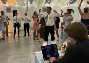 Viral γαμπρός που άνοιξε λάπτοπ στη γαμήλια δεξίωση για να δουλέψει!