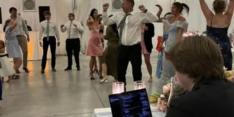 Viral γαμπρός που άνοιξε λάπτοπ στη γαμήλια δεξίωση για να δουλέψει!