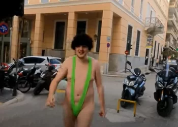 Πάτρα: Νεαρός με αποκαλυπτικό μαγιό αλά Borat κυκλοφορεί στο κέντρο (video)