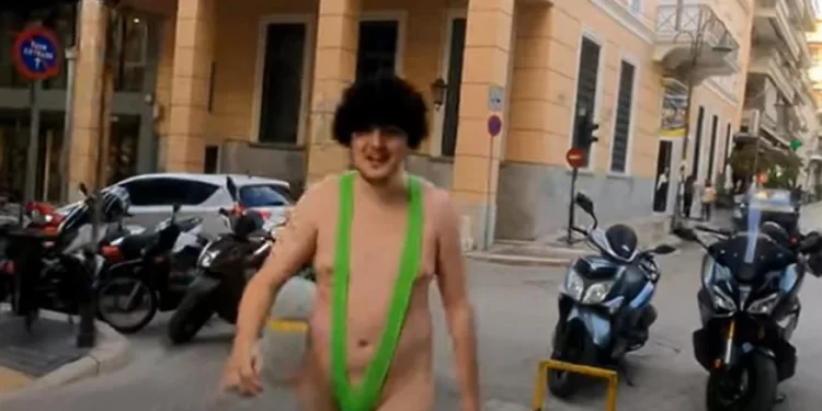Πάτρα: Νεαρός με αποκαλυπτικό μαγιό αλά Borat κυκλοφορεί στο κέντρο (video)