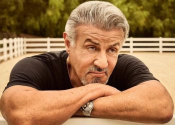 Δείτε το βίντεο με τον Σιλβέστερ Σταλόνε να χορεύει δοκιμάζοντας ρούχα