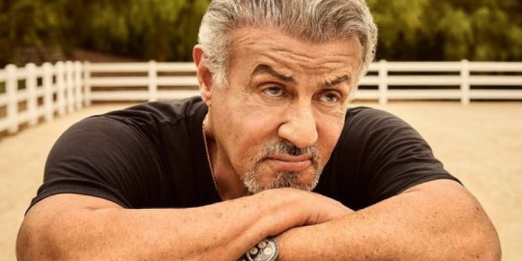 Δείτε το βίντεο με τον Σιλβέστερ Σταλόνε να χορεύει δοκιμάζοντας ρούχα