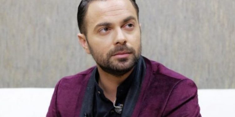 Ηλίας Βρεττός: «Παρίσταναν ότι ήμουν εγώ και προσπαθούσαν να κλείσουν ραντεβού σε κοπέλες»