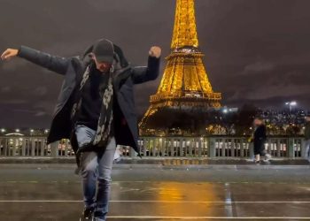 Νίκος Αλιάγας: Χορός και τσάμικο με φόντο τον Πύργο του Άιφελ