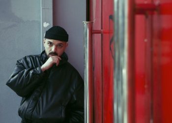 ΑPON: Ο τραγουδοποιός που «σαρώνει» στις ψηφιακές πλατφόρμες