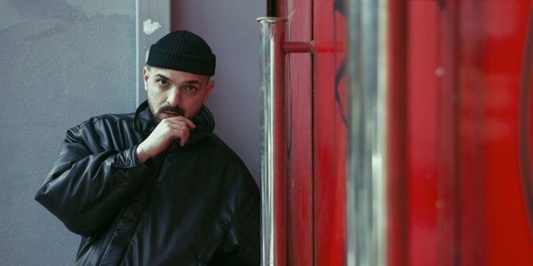 ΑPON: Ο τραγουδοποιός που «σαρώνει» στις ψηφιακές πλατφόρμες