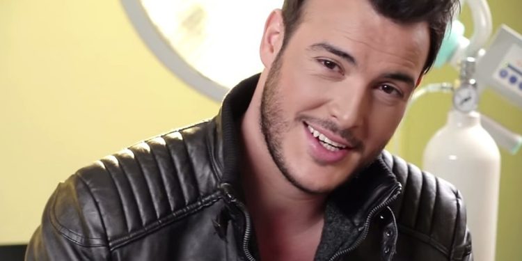 Σάκης Αρσενίου: «Ο αδελφός μου έχει αυτισμό, που προκλήθηκε από ιατρικό λάθος μετά τη γέννησή του»