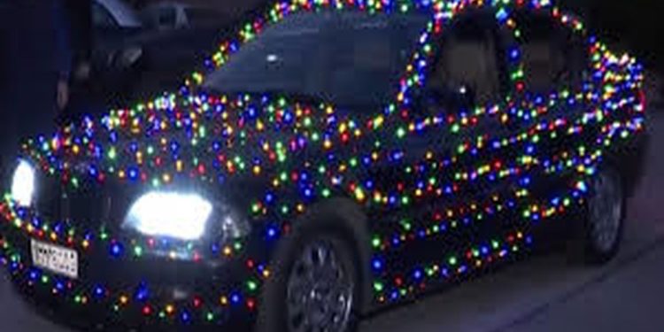 Νεαρός… στο πνεύμα των Χριστουγέννων στόλισε το αυτοκίνητό του με 1.780 λαμπιόνια!