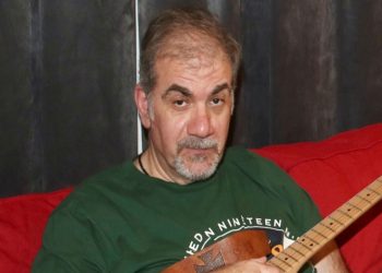 Ο Δημήτρης Σταρόβας επέστρεψε στην σκηνή μετά το εγκεφαλικό που υπέστη