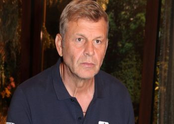 Απόστολος Γκλέτσος παίζει σε βίντεο κλιπ ζεϊμπέκικου τραγουδιού που σκηνοθετεί η κόρη του Βαλίσια