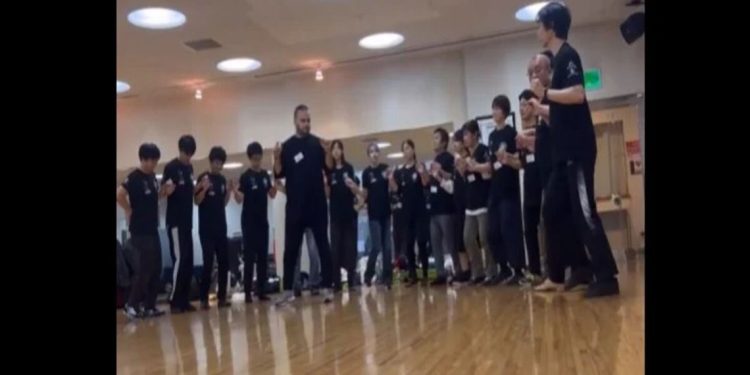Ιάπωνες φοιτητές χορεύουν και τραγουδούν ποντιακά (video)
