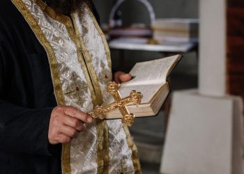 Πρεσβυτέρα για τον ιερέα που φορά γυναικεία ρούχα και περούκες: «Το ήξερα το πάθος του»