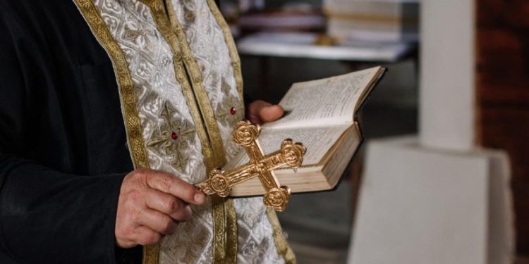 Πρεσβυτέρα για τον ιερέα που φορά γυναικεία ρούχα και περούκες: «Το ήξερα το πάθος του»