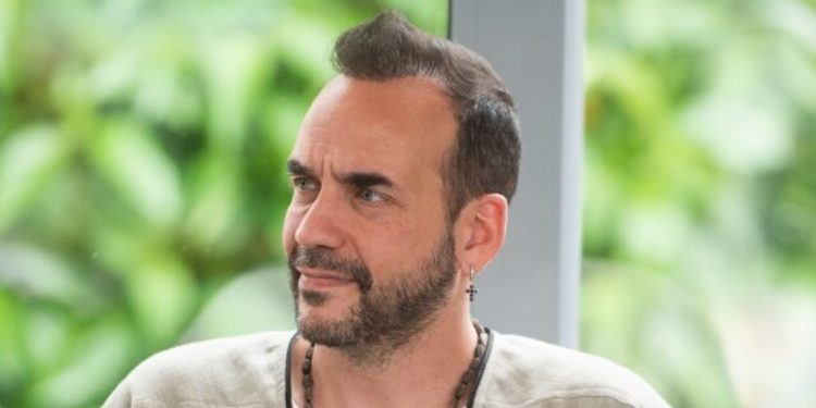 Π. Μουζουράκης: «Μου λένε ότι έχω ομορφύνει από τότε που έγινα μπαμπάς»