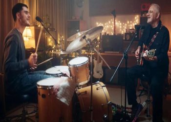 Νίκος Πορτοκάλογλου: Τραγουδά με τον γιο του Λευτέρη (video)