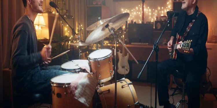 Νίκος Πορτοκάλογλου: Τραγουδά με τον γιο του Λευτέρη (video)