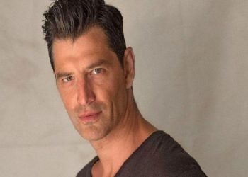 To Golden Hall υποδέχθηκε τα Χριστούγεννα υπό τους ήχους του Σάκη Ρουβά