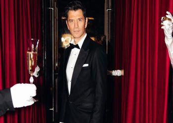 Το Golden Hall υποδέχεται τα Χριστούγεννα τον  Έλληνα star Σάκη Ρουβά
