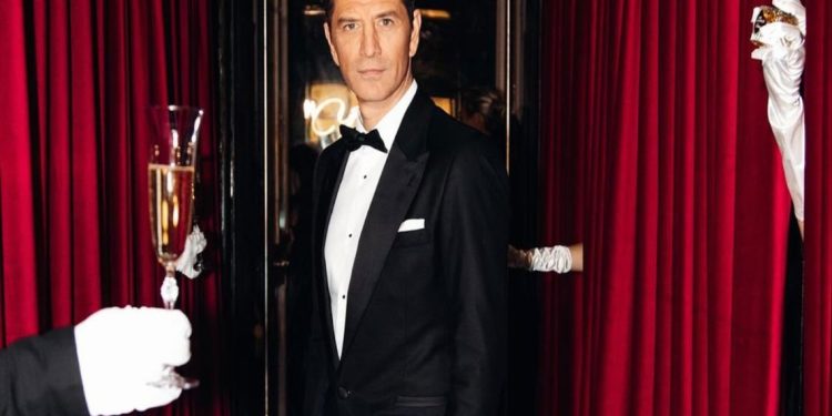 Το Golden Hall υποδέχεται τα Χριστούγεννα τον  Έλληνα star Σάκη Ρουβά