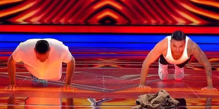 The Voice: O Χρήστος Μάστορας κάνει push ups με παίκτη και ο Μαζωνάκης μετράει τις κάμψεις