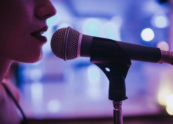 Γνωστή τραγουδίστρια τις «έφαγε» μέσα στο καμαρίνι από τη γυναίκα του συντρόφου της