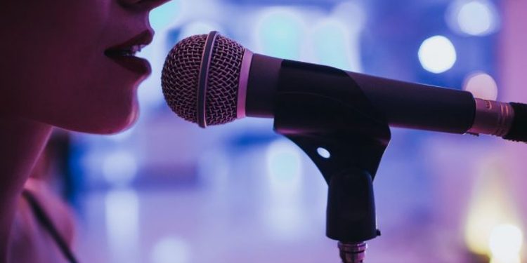 Γνωστή τραγουδίστρια τις «έφαγε» μέσα στο καμαρίνι από τη γυναίκα του συντρόφου της