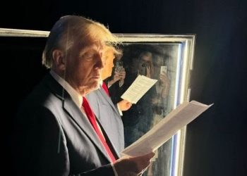 Ντόναλντ Τραμπ: Η στιγμή που διαβάζει τη νικητήρια ομιλία του