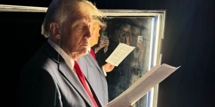 Ντόναλντ Τραμπ: Η στιγμή που διαβάζει τη νικητήρια ομιλία του