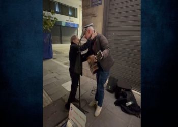 Viral η αγκαλιά που έκανε ο Ξερχάκος σε πλανόδιο μουσικό