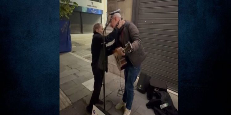Viral η αγκαλιά που έκανε ο Ξερχάκος σε πλανόδιο μουσικό