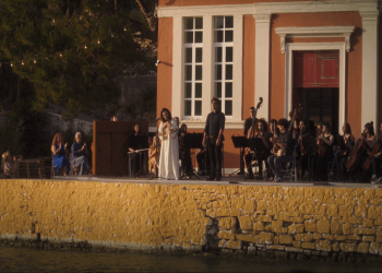 Χάρις Αλεξίου: “Τραγούδι του φεγγαριού”