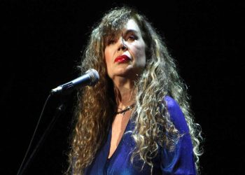 Ελένη Δήμου: «Ταυτιζόμαστε με τους γκέι, μου αρέσουν, τους αρέσω»
