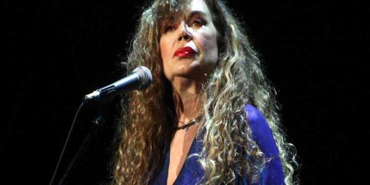 Ελένη Δήμου: «Ταυτιζόμαστε με τους γκέι, μου αρέσουν, τους αρέσω»