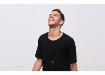 Ο Έλληνας DJ Junior Mi παρουσιάζει το «End of the Day»