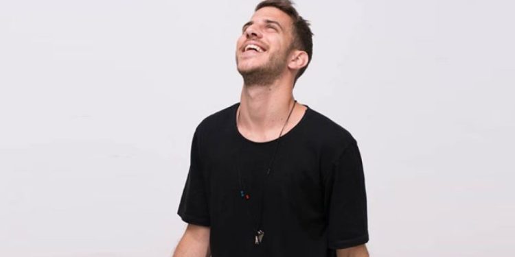 Ο Έλληνας DJ Junior Mi παρουσιάζει το «End of the Day»