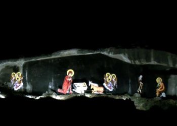 Δείτε την εντυπωσιακή χριστουγεννιάτικη φάτνη που κοσμεί τους βράχους των Μετεώρων