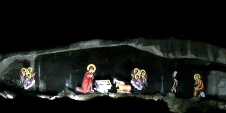 Δείτε την εντυπωσιακή χριστουγεννιάτικη φάτνη που κοσμεί τους βράχους των Μετεώρων