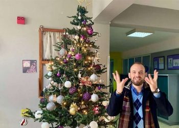 Viral ο φιλόλογος που έμαθε σε μαθητές το τραγούδι «Ω έλατο» στη νοηματική