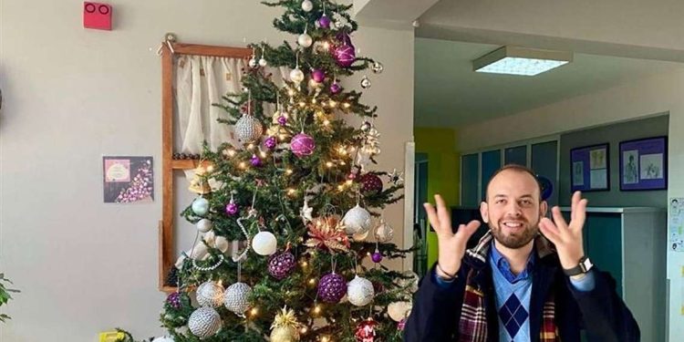 Viral ο φιλόλογος που έμαθε σε μαθητές το τραγούδι «Ω έλατο» στη νοηματική