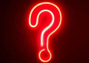 Τι σημαίνει η φράση «κουτσά, στραβά κι ανάποδα»