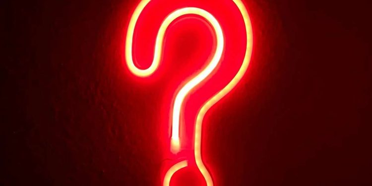 Τι σημαίνει η φράση «κουτσά, στραβά κι ανάποδα»