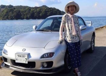 Δείτε μια γκαζιάρα 80χρονη γιαγιά να οδηγεί το πιο καλοδιατηρημένο Mazda RX-7 του πλανήτη