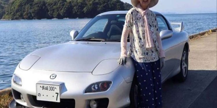 Δείτε μια γκαζιάρα 80χρονη γιαγιά να οδηγεί το πιο καλοδιατηρημένο Mazda RX-7 του πλανήτη