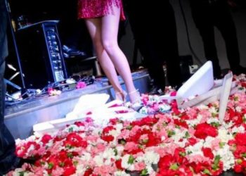 Βόμβα στην showbiz-Γνωστή τραγουδίστρια σε σχέση με νεαρό δεσμευμένο τραγουδιστή