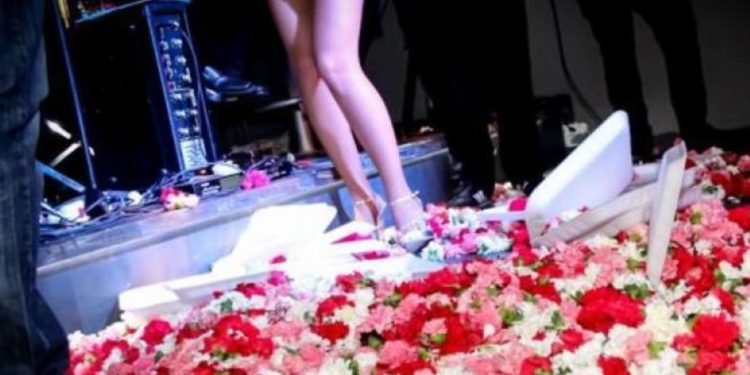 Βόμβα στην showbiz-Γνωστή τραγουδίστρια σε σχέση με νεαρό δεσμευμένο τραγουδιστή