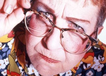 Τι σημαίνει η φράση «γλυκάθηκε η γριά στα σύκα»