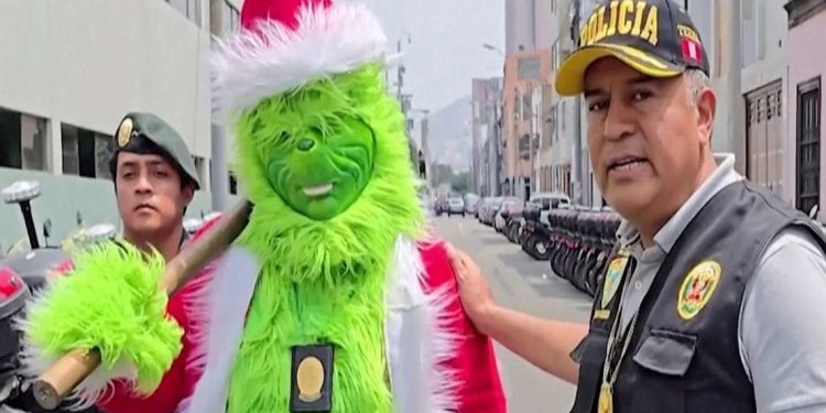 Αστυνομικός στο Περού ντύθηκε…. Grinch και συνέλαβε εμπόρους ναρκωτικών